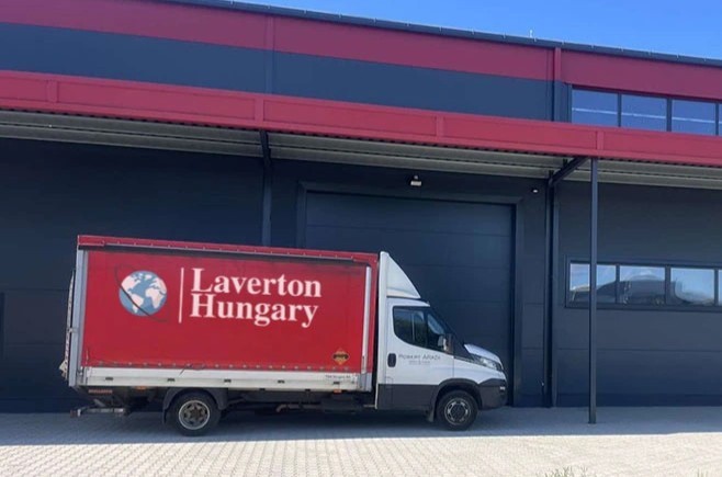 Teherautó és raktár